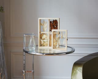 duo de cadres fleuris à poser deux cadres façon vitrine en bois clair et brut, un petit et un grand