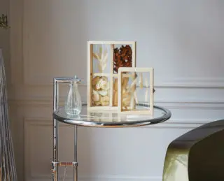 duo de cadres fleuris à poser deux cadres façon vitrine en bois clair et brut, un petit et un grand