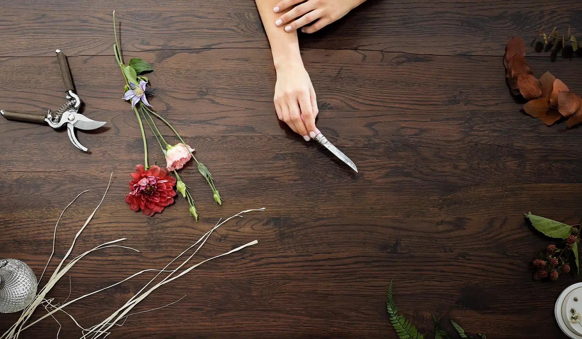 Atelier de création des bouquets. Main de l'artisan fleuriste.