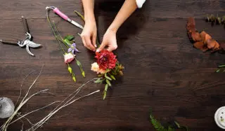 Savoir-faire artisan fleuriste. Atelier de création. bouquet de fleurs personnalisé