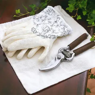 kit jardinage avec paire de gants, sécateur manches en cuir et pochon coton