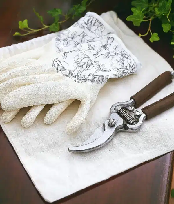 sécateur de jardinier set outils fleuriste posé sur une table.