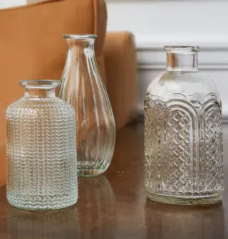 trois soliflores en verre, de dimension 10 à 14 centimètres