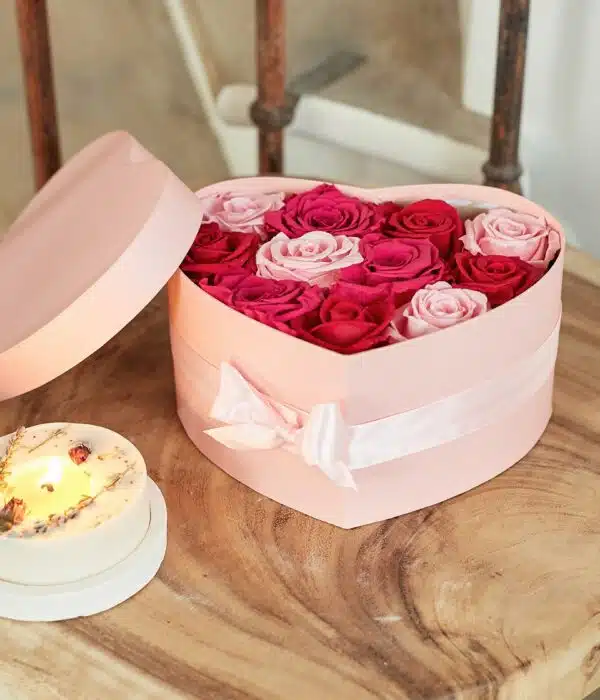 boîte de roses éternelles rouges, fuchsia et rose pâle de diamètre 19 centimètres
