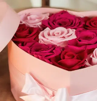 boîte de roses éternelles rouges, fuchsia et rose pâle de diamètre 19 centimètres
