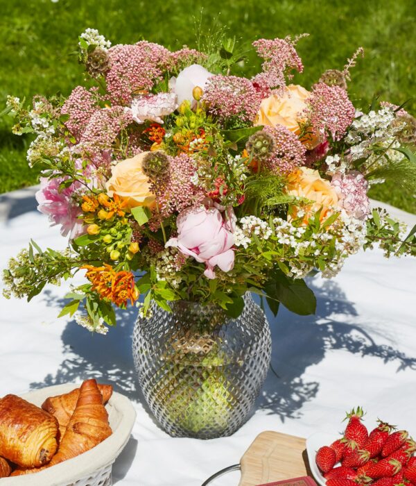 bouquet de pivoines roses, asclépias, roses peach, œillet, astilbes roses, panicum, scabieuses fruit, fleur de rbouquet de pivoines roses, asclépias, roses peach, œillet, astilbes roses, panicum, scabieuses fruit, fleur de riz, spirée blanches et vanda orangeiz, spirée blanches et vanda orange