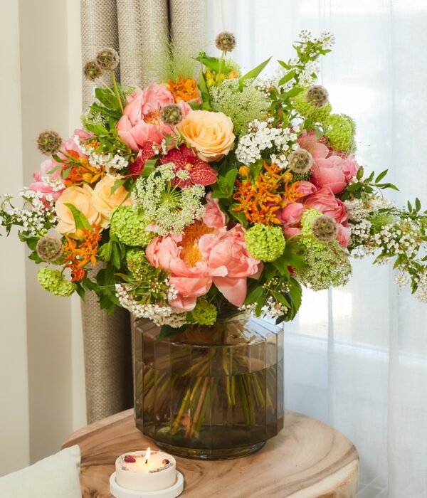 bouquet de pivoines corail, roses peach, dilles, asclépias orange, scabieuses fruits, vanda orange, viburnum vert, panicum, spirée blanches, menthe ou cassis