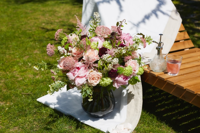 bouquet de roses blanches, pivoines roses, scabieuses violettes, astilbes roses, chasmantium, fleur de riz, viburnum vert et spirée