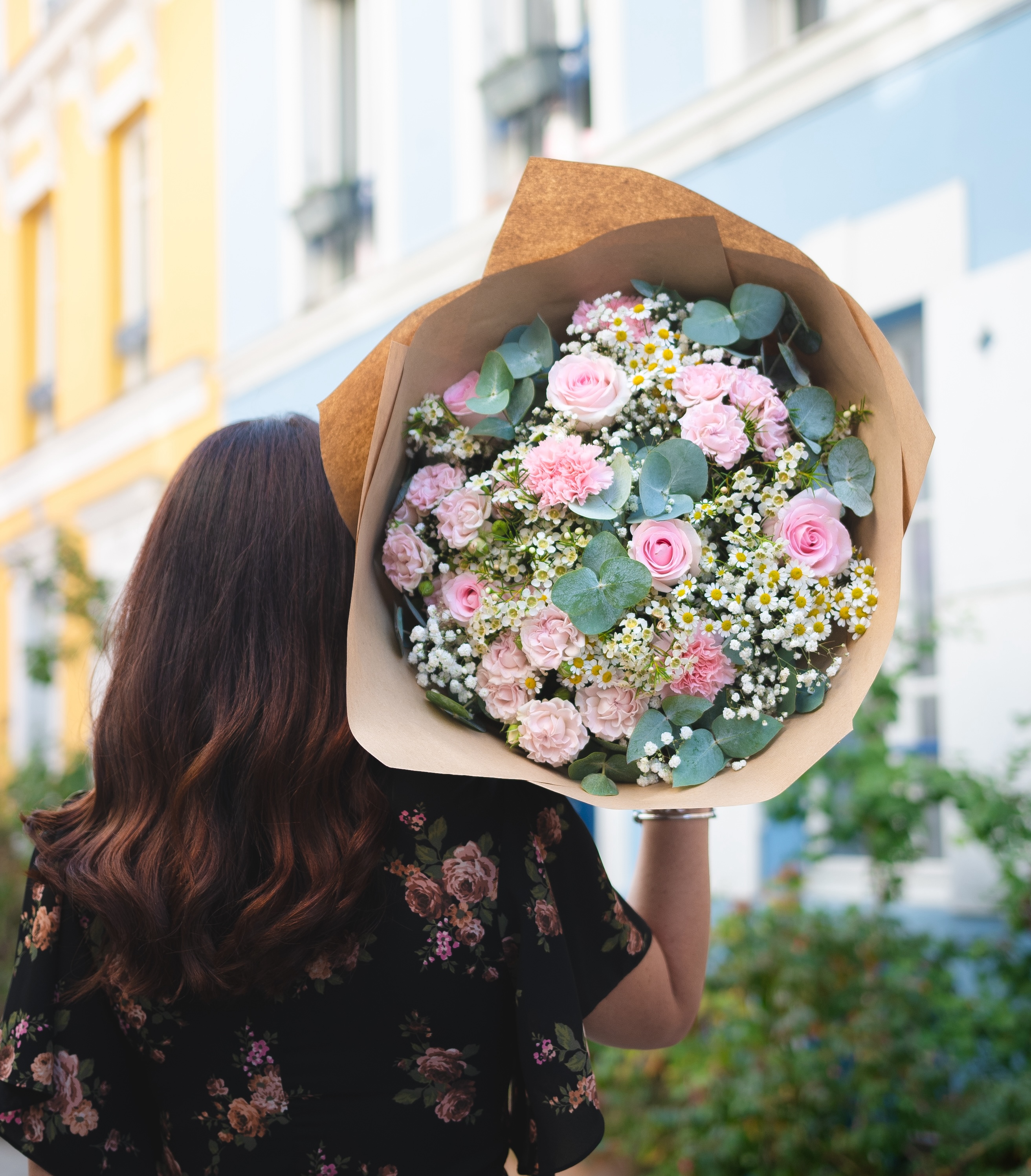 le rêveur bouquet roses rose et blanc branchues eucalyptus gypsophile camomille