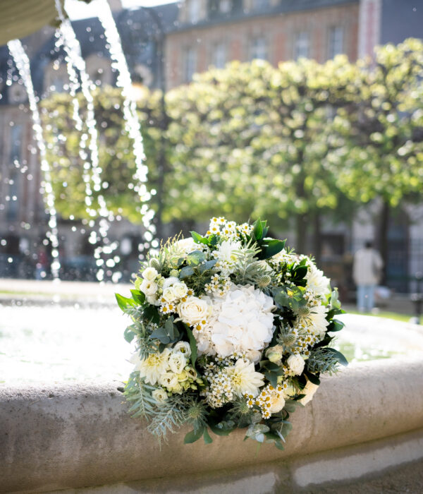 le magnifique bouquet blanc vert hortensia, dahlia, rose, eucalyptus, wax chardons