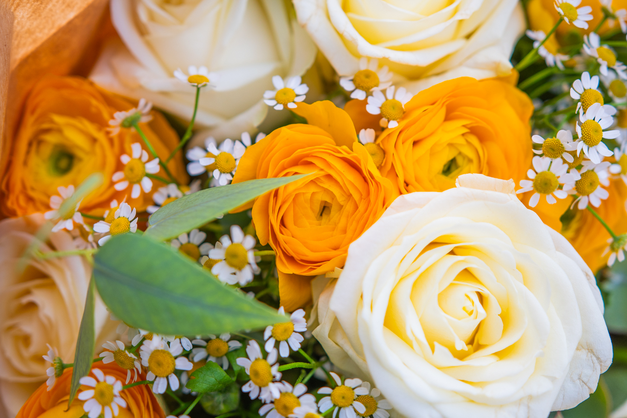 bouquet jaune blanc radieux trocadéro roses renoncules hiver eucalyptus fleurs