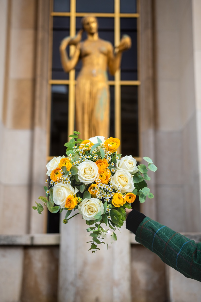 bouquet jaune blanc radieux trocadéro roses renoncules hiver eucalyptus fleurs