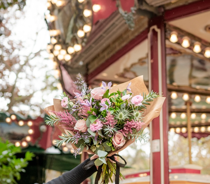 bouquet espiègle rose renoncules limonium chardon clématites astrantias astilbes eucalyptus mimosa pastel champetre