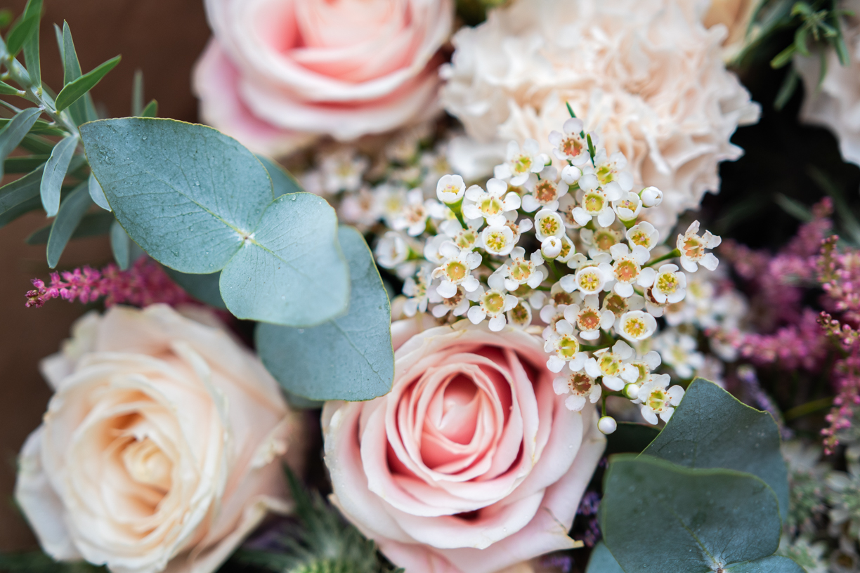 féérique bouquet rose doux pastel clair eucalyptus mimosa clématites