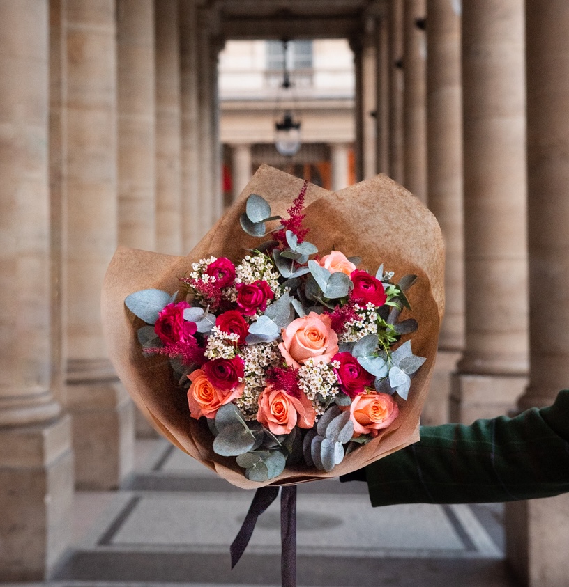 bouquet coloré rose orange vif renoncules eucalyptus artiste