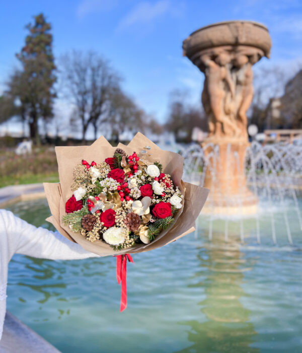 bouquet chaleureux rose rouge eucalyptus doré gypsophile wax bouleau pomme de pin renoncules noel