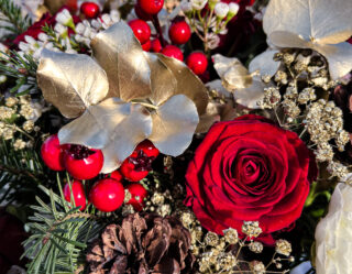 bouquet chaleureux rose rouge eucalyptus doré gypsophile wax bouleau pomme de pin renoncules