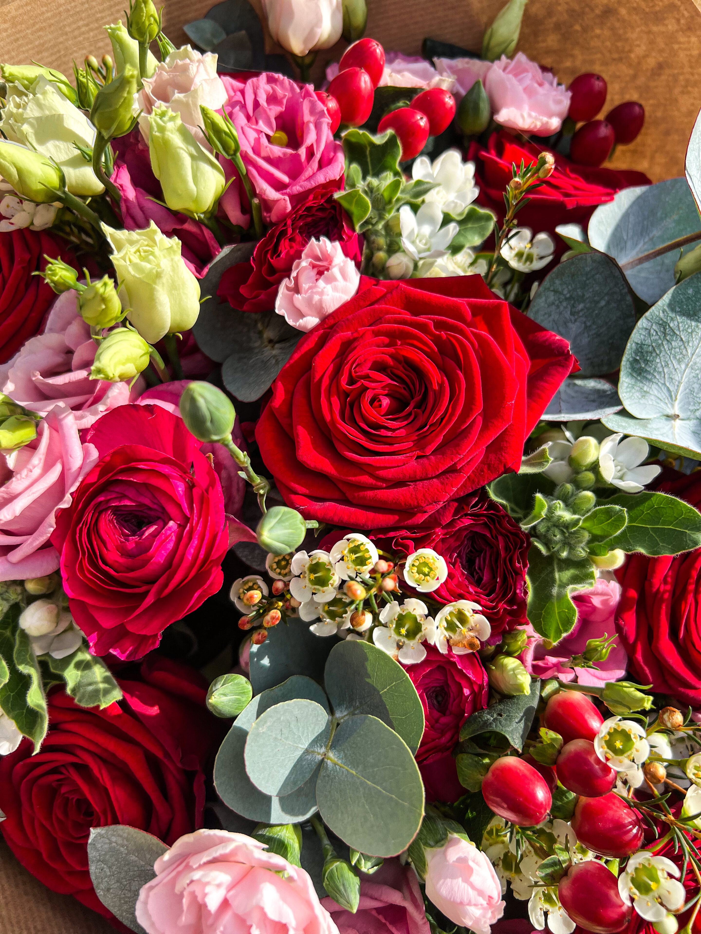 bouquet du mois de février rouge et rose lisianthus eucalyptus oeillets renoncules