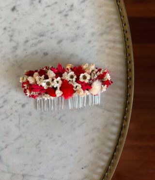 petit peigne en fleurs séchées naturelles rouge
